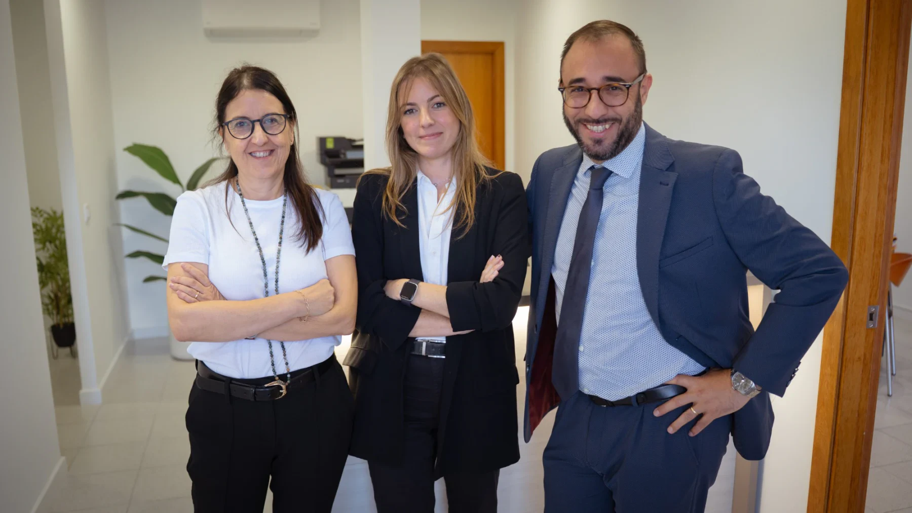 Mercè Villegas, Elisabet Quintana i Antonio Rodríguez al despatx d'AR Advocats